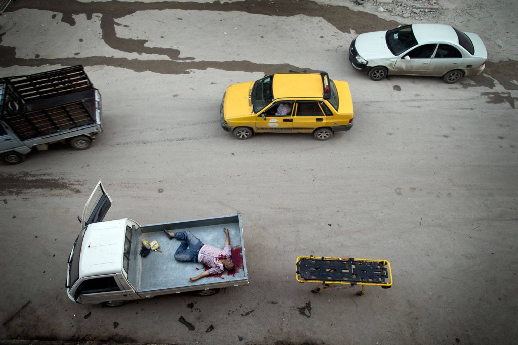 En död man har lastats på ett lastbilsflak i Aleppo. Foto: NICLAS HAMMARSTRÖM