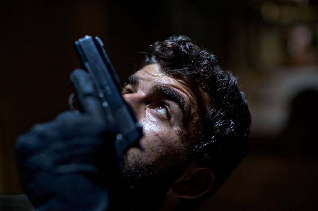 Abdullah Alyasin, soldat i rebellarmén, på utkik efter krypskyttar i Aleppos gamla stad. Foto: NICLAS HAMMARSTRÖM